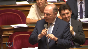 M. le Premier Ministre, est-ce que cette crise vous a fait réfléchir, pour affirmer la place du Parlement dans nos institutions ?