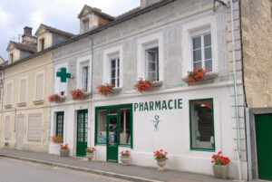 Pharmacie fleurie dans un village à la campagne