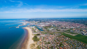 Vue aérienne du port et de la ville de Calais