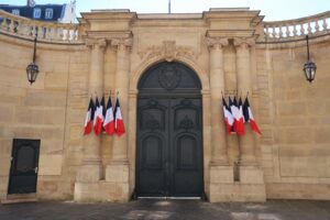 Portail d’entrée de l’hôtel de Matignon, palais de résidence officielle du Premier Ministre français, rue de Varenne à Paris, avec plusieurs drapeaux français (France)