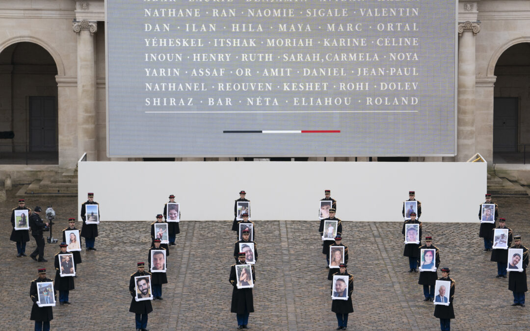 Hommage aux 42 victimes françaises tuées lors des attaques terroristes par le Hamas