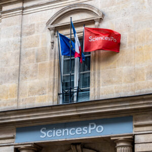 Paris, France – 23 février 2024: Enseigne et drapeaux à l’entrée d’un bâtiment de l’Institut d’études politiques (IEP) de Paris, également appelé Sciences Po ou Sciences Po Paris