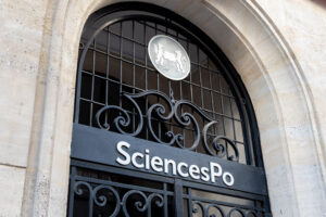 Paris, France – 9 octobre 2022: Enseigne et logo à l’entrée de l’Institut d’études politiques de Paris (IEP), communément appelé Sciences Po, ou Sciences Po Paris