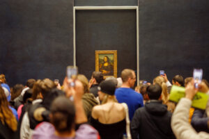 People looking at Mona Lisa, painted by Leonardo da Vinci. Gioco