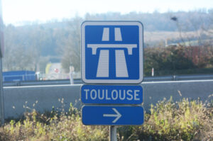 Panneau autoroute direction Toulouse, A61, Occitanie.
