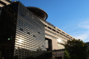 Bâtiment du Ministère de l’Économie et des Finances français, à Paris Bercy, vu depuis la cour d’honneur Robert Schuman – septembre 2022 (France)