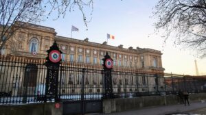 Bâtiment du Ministère de l’Europe et des Affaires Étrangères, quai d’Orsay à Paris, avec un drapeau français et un drapeau européen et vue sur la tour Eiffel au loin (France)