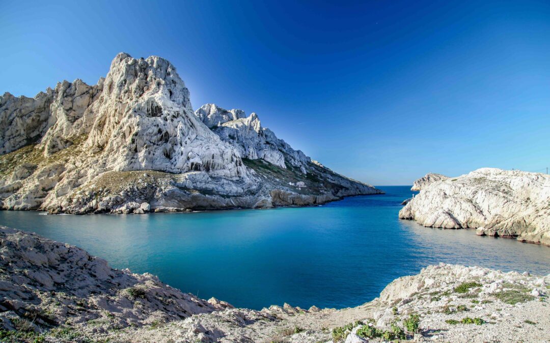 Calanques empoisonnées : entre beauté sauvage et héritage toxique