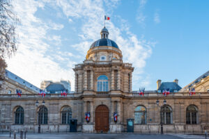 Paris, France – 13 novembre 2022: Vue extérieure de la façade du Palais du Luxembourg, siège du Sénat, chambre haute du parlement dans le système démocratique français