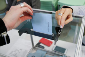 ELECTIONS, BUREAU DE VOTE, URNE