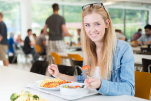 Studentin isst in Mensa