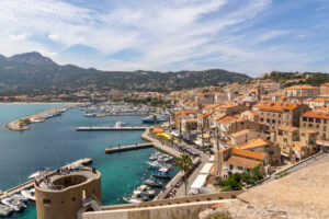 Vue aérienne sur la ville de Calvie en haute corse. Paysage. Voyage, tourisme, méditerranée, France