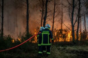 Cestas, Nouvelle-Aquitaine, France. 26th July, 2026. A wall of flames continues to ravage the Gironde region, where firefighters are racing against the clock. Despite an unprecedented mobilization effort, the fire remains a threat due to the heat and wind