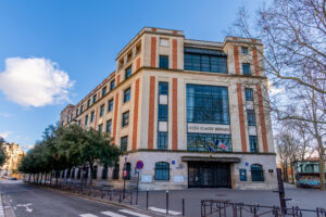 Paris, France – 3 janvier 2025: Vue extérieure du lycée Claude Bernard. Le lycée Claude Bernard est un établissement scolaire parisien proposant collège, lycée et classes préparatoires